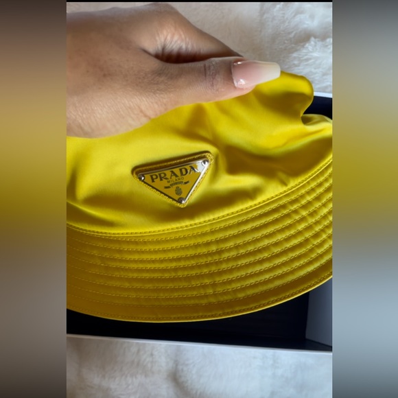 PRADA Re-Nylon BUCKET HAT YELLOW - Picture 10 of 12